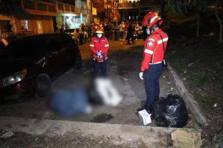 Hallan restos humanos envueltos en bolsas en la colonia San Rafael III, zona 18. Foto La Hora: CBM.